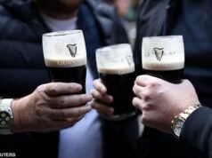 Diageo sekarang ‘rentan terhadap tawaran pengambilalihan’ karena lemahnya penjualan di AS dan Tiongkok mengirim saham ke posisi terendah dalam 10 tahun