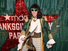 Mr Fantasy, alias KJ Apa, tampil live di Parade Thanksgiving Macy