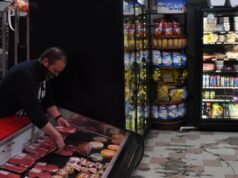 Kepercayaan konsumen turun mendekati rekor terendah pada bulan November