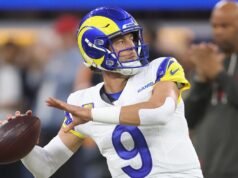 Matthew Stafford menemukan Davante Adams untuk dua gol dalam kemenangan Rams atas Bucs