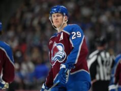 Nathan MacKinnon berpasangan untuk Canucks yang memimpin Longsor.